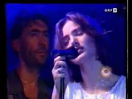 2016 war hubert von goisern auf großer tour unterwegs, um sein album federn vorzustellen. Weit Weit Weg Hubert Von Goisern Live 1994 Das War S Youtube