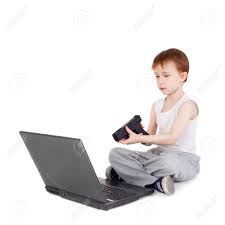 Selecciona tu juego de pc favorito ¡y dale al play! Apuesto Nino Jugando Juegos De Computadora Con La Pistola Fotos Retratos Imagenes Y Fotografia De Archivo Libres De Derecho Image 97515306
