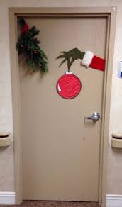 Easy Grinch Idea Http Media Cache Ec0 Pinimg Com 640x F9 42 C1 F942c158 Office Christmas Decorations Easy Christmas Decorations Christmas Door Decorations