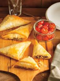 Petits Feuilletes Au Boeuf Et Aux Legumes Ricardo Recipe Recipes Food Puff Pastry Recipes
