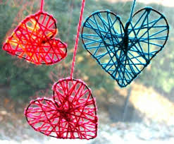 Handgemachter suncatcher in leuchtenden farben. Dekoration Zum Valentinstag Selber Basteln Strickherzen Am Fenster