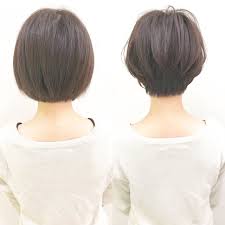 首を細く綺麗に見せる 前下がりショートヘア before 左 after 右 重たく硬く見えるワンレンボブスタイルを スッキリ女性らしい柔らかいショートヘアにし estilos de cabello corto look de cabello coloracion de cabello
