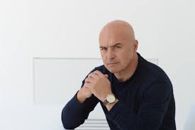 La coppia giornalistica gianluigi nuzzi e alessandra viero conducono quarto grado, il programma sui grandi gialli e i casi irrisolti, o risolti fra mille interrogativi, della cronaca. Luca Zingaretti E Il Re Nella Nuova Serie Sky Original Rb Casting