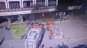VÍDEO: Incêndio atinge Prefeitura de Blumenau após curto-circuito em sala de manutenção