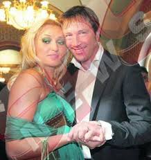 La risposta è sì, anche se nell'ottobre del 2020 zenga ha pubblicato un post, poi rimosso, in cui ammetteva la fine del matrimonio tra lui e la donna. Cum ArÄƒta Raluca Zenga Inainte SÄƒ Isi Taie Nasul Avem Poze Andreea Tonciu Avea NÄƒsuc In ComparaÅ£ie Cu Ea