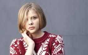 Blonde hair actresses are always ruling the hollywood hence, the blonde bombshell is a signature look in hollywood. Wallpaper Women Model Blonde Blue Eyes Short Hair Red Actress Sweater Fashion Chlo Grace Moretz Person Child Girl Beauty Lady Blond Hairstyle Portrait Photography Photo Shoot 2560x1600 166442 Hd Wallpapers Wallhere