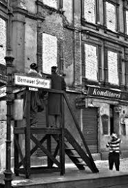 Berlin 1961 Strassenszene An Der Bernauer Strasse In Mitte Nach Dem Bau Der Mauer Foto M R Ernst Berliner Mauer Berlin Fall Der Berliner Mauer