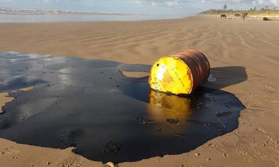 Resultado de imagem para mancha de oleo shell barril de oleo