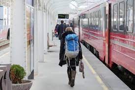 Untuk perjalanan jauh, pertimbangkan makanan dan minuman untuk menemani perjalanan. 7 Tips Traveling Dengan Kereta Api Perjalanan Jadi Aman Nyaman