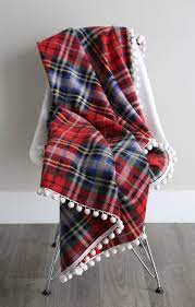 How To Make Gorgeous Diy Fleece Blankets It S So Easy Christmas Sewing Diy Christmas Gifts Creative Sewing Projects For Beginners