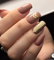 En cuanto a diseño realizados a mano los diseños de uñas con rosas son los más elegidos, por lo general se utiliza el tono rosado de fondo y se suelen pintar rosas o flores de color negro, blanco u otros que hagan el trazo más llamativo. Https Xn Uasdecoradas 9gb Co Doradas