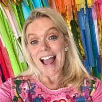 Shelley Farrell's Instagram, Twitter & Facebook