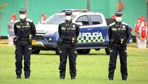 El nuevo uniforme de calle de la policía, que se ha presentado hoy y que podemos ver de inmediato en los agentes que patrullan por madrid, es más operativo y tiene un aspecto más deportivo que el que vestían desde hace 22 años y que acompañaban con la placa metálica, que ahora desaparece. Dxcpmpofpluztm