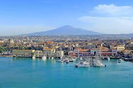 Catania is a major transport hub, university center and economic hub in the area and is known for its active nightlife and vibrant culture. 8 Aktivitaten In Catania Wofur Sind Catania Und Die Provinz Um Den Atna Am Bekanntesten Go