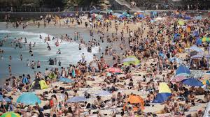 Images from bondi beach on friday showed swimmers, surfers and sunbathers packed in huge numbers onto the sand. Coronavirus Bondi Coogee Beaches Near Capacity As People Told To Turn Back