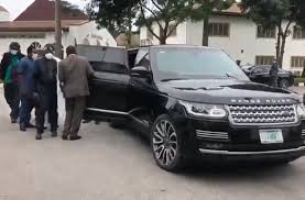 Tinubu, as many dey call am na big oga for di kontri ruling apc political party. Tinubu Arrives In Armoured Range Rover Sentinel As He Visits Gov Sanwo Olu Autojosh