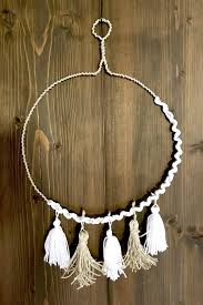 Diy basteln mit naturmaterial selbst gemachter deko kranz aus. Upcycling Kleiderbugelkranz Mit Quasten Chalet8