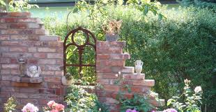 In The Trend A Ruin As Garden Decoration Garten Garten Deko Steinmauer Garten