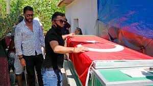 Cenazeyi almak için adli tıp önünde bekleyen şahin akdemir'in kardeşi baykal akdemir, çok üzüntülü olduklarını ifade ederek, muğla köyceğiz'de oturuyoruz. Xplw9eseujyhfm