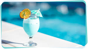 Petite perfection, cocktail pools are the current craze. Swimmingpool Cocktail Rezept Fur Den Cocktail Klassiker Aus Den 80ern Bayern 1 Radio Br De