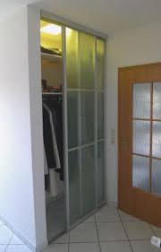 Hier Wird Dargestellt Wie Eine Schiebetur Als Garderobe Genutzt Werden Kann Mit Schiebeturen Wirkt Diese Garderobe Orden Schiebetur Glasschiebetur Schiebe Tur