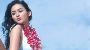 Seolah isyarat, ini lirik lagu 'mama aku ingin pulang' milik nike ardilla. Chord Kunci Gitar Lirik Lagu Aku Tak Biasa Alda Risma Aku Tak Biasa Bila Tiada Kau Di Sisiku Tribunstyle Com