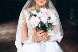 Finde dein brautkleider bei pronovias. Ein Strauss Roter Blumen Schwarzer Beeren Und Gemuse Premium Foto