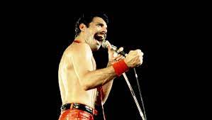 Freddie mercury, who majored in stardom while giving new meaning to the word showmanship, left a legacy of songs, which will never lose their stature as classics to live on forever. Ist Dies Die Schonste Hommage Auf Freddie Mercury Aller Zeiten