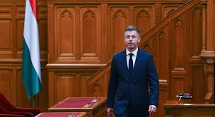 Magyar Péter sötét titkot osztott meg: „Azt tudtátok, hogy van egy lövésnyom a parlamenti ülésteremben a pulpituson?”