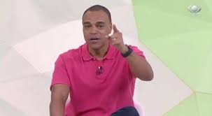 Denílson aloprou uma tesoura que egídio deu ainda no primeiro tempo em um jogador do volta redonda e brincou com a surpresa do lateral ao ser expulso. Denilson Aposta No Cruzeiro E Brinca Nao Vou Desacreditar Mais
