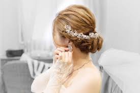 結婚式の花嫁髪型 2020年最新版 ウェディングドレスや和装に合うヘアスタイル別アレンジまとめ みんなのウェディングニュース 花嫁 髪型 ウェディング ヘアスタイル 結婚式 髪型 アップ