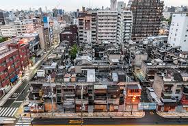 まるで要塞！今は無き大阪・軍艦アパートの姿が話題に トタン屋根の無断増築が並ぶ貴重な写真たち｜まいどなニュース