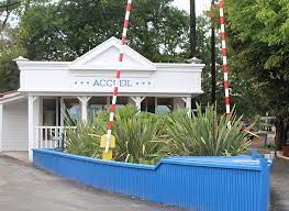 Depuis la sortie des films « camping » 1 et 2, en 2006 et 2010, les touristes affluent devant les flots bleus où plusieurs scènes y ont été. Camping De La Dune Bassin D Arcachon Camping Du Film Les Flots Bleus