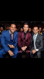 Prince royce decidió que era momento de hacerse un cambio radical de look, para tomarse muy en serio su nueva etapa como coach de la voz kids. Premio Lo Nuestro A La Musica Latina 2014 Front Row Pictures Prince Royce Romeo Santos Latin Music