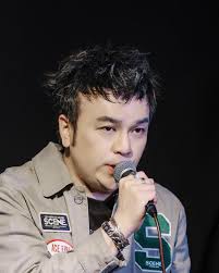 Sean沈宗賢粉絲後援會》 一週年啦🎊🎊🎊🥳🥳 好多好多感謝的說話想講🥰  感謝我媽咪一直以來支持我的夢想一直陪我追夢第二要多謝中年好聲音❤️因為有呢個節目俾我地中年人追夢的舞台先有今日嘅粉絲後援會🥳感謝由我開始比賽一直叫我加油的宗粉一直默默陪伴我，有妳地默默  ...