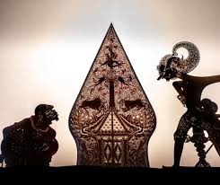 Ada yang mengatakan bahwa wayang kulit ada sebelum abad pertama yang bertepatan dengan munculnya ajaran hindu dan budha ke area asia tenggara. Wayang Kulit Dan Asal Usul Kemunculannya Di Nusantara Riau1 Com