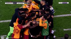 Kadıköy'de yenilmezlik ünvanını korumak isteyen fenerbahçe, galatasaray ile olan puan farkını 1'e indirmek için sahaya çıktı. Fenerbahce 0 1 Galatasaray Goal Henry Onyekuru Header Gives Galatasaray Derby Lead