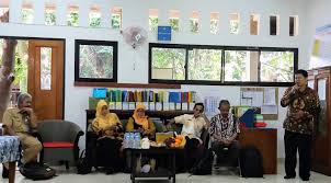 Serangga kecil ini banyak berkeliaran di rumah. Mengembangkan Pendidikan Karakter Siswa Melalu Cinta Satwa Di Mini Zoo Sekolah Pengalaman Semut Semut The Natural School