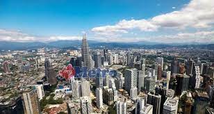 Penumpang menikmati pemandangan bandar raya kuala lumpur di bahagian bumbung terbuka bas persiaran kl hop on hop off (kl hoho). Cuaca Esok Pagi Diramal Cerah