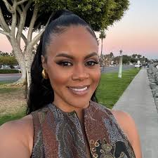 مرحبًا بكم في كاردي جراس!!! 🎭✨ جميعكم تعرفون أنني اضطررت إلى القيام بذلك  بشكل كبير من أجل ماردي جراس.. إذن ما هي أفضل طريقة لبدء هذه الحفلة من  @whip_shots و @malibudrinkus ؟!