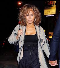 Visualizza altre idee su capelli ricci con frangia, capelli, . Il Taglio Piu Amato Dalle Celebrita Capelli Ricci Tendenza Autunno 2019