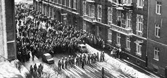 Stan wojenny to ograniczenie swobód i praw obywatelskich na skutek zewnętrznych zagrożeń państwa. Stan Wojenny W Polsce 1981 1983 Polska Misja Katolicka W Hamburgu