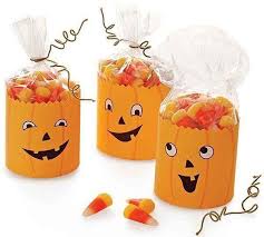 Ciao, sono ashley da semplicemente progettare, e io sono così felice di mostrarvi un paio di divertimento, favolosi e simplehalloween idee arredamento! Decorazioni Fai Da Te Per Halloween