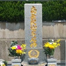 長崎のお墓詣りは独特 墓石は金文字 お盆は花火と提灯 さんごスタイル