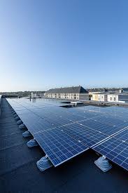 900 M De Modules Photovoltaiques Produisent Desormais De L Electricite Renouvelable Solaire Sur La Toiture Des Bureaux Photovoltaique Energie Solaire Solaire