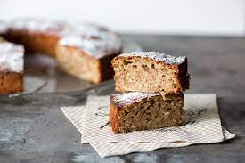 Mehl, gehackte nüsse, backpulver und zimt hinzugeben und mit den anderen zutaten gut verrühren. Schneller Apfel Nuss Kuchen
