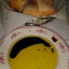 Maggiano S Little Italy Woodland Hills Ca Bread Olive Oil Balsamic Vinegar Bread Oil Food Dinner Recipes