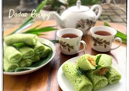 Pewarna alami merupakan pewarna pangan dari bahan alam dan dapat memberikan fungsi tambahan sebagai antioksidan keunggulan lainnya pewarna alami yaitu lebih aman dikonsumsi dibandingkan pewarna sintetis. Menu Takjil Enak Dadar Gulung Pandan Daun Suji Radea