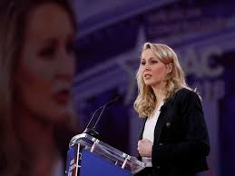 Aujourd'hui, elle est la plus jeune députée de l'assemblée nationale et elle suscite énormément d'intérêt venant des médias mais également de tous les français. Marion Marechal Ne S Appelle Plus Le Pen Un Choix Tres Politique Challenges
