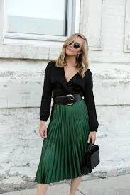 Look Comment Porter La Jupe Plissee En 2020 Photos Tenue Jupe Midi Tenue Jupe Jupe Plissee Verte